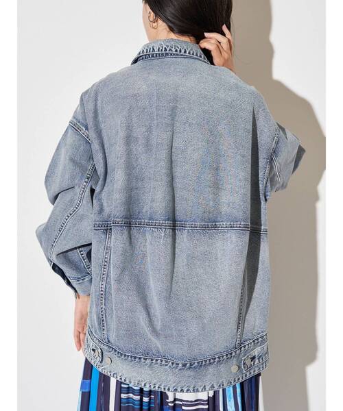 ELENDEEK(エレンディーク)の「バックフォルムルーズデニムジャケット(デニムジャケット・レディース・ライトブルー/インディゴブルー・FREE)」の8枚目の写真