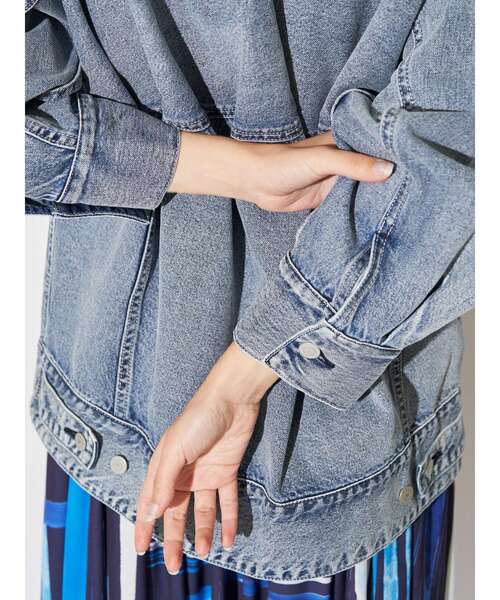 ELENDEEK(エレンディーク)の「バックフォルムルーズデニムジャケット(デニムジャケット・レディース・ライトブルー/インディゴブルー・FREE)」の9枚目の写真