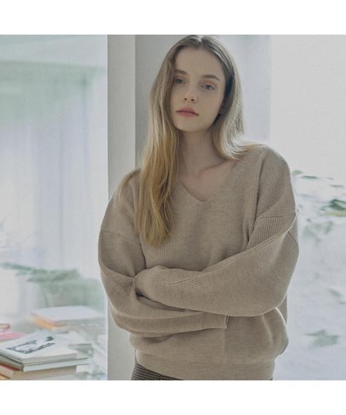 AVANT-G(アバン)の「V-neck Oversized Knit Pullover - GREY(ニット/セーター・レディース・ブラック/ベージュ/グレー・FREE)」の3枚目の写真