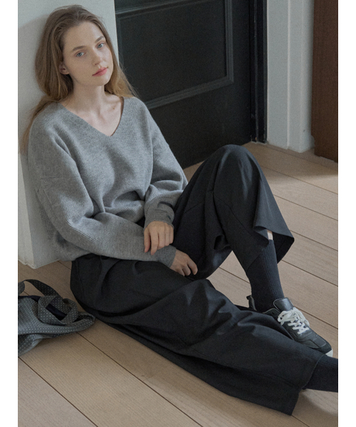 AVANT-G(アバン)の「V-neck Oversized Knit Pullover - GREY(ニット/セーター・レディース・ブラック/ベージュ/グレー・FREE)」の4枚目の写真