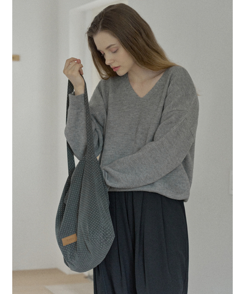 AVANT-G(アバン)の「V-neck Oversized Knit Pullover - GREY(ニット/セーター・レディース・ブラック/ベージュ/グレー・FREE)」の6枚目の写真