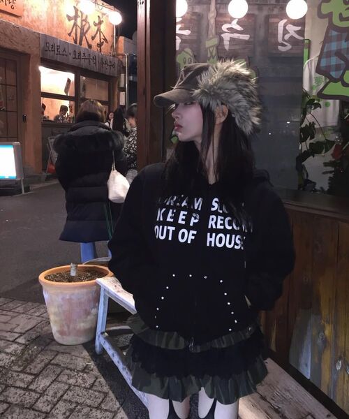 SLOW RECORD HOUSE（スローレコードハウス）の「タイポスター フードジップアップ_ブラック（パーカー・レディース・その他・MEDIUM/LARGE）」の17枚目の写真