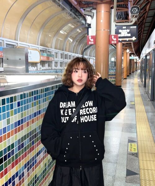 SLOW RECORD HOUSE（スローレコードハウス）の「タイポスター フードジップアップ_ブラック（パーカー・レディース・その他・MEDIUM/LARGE）」の15枚目の写真