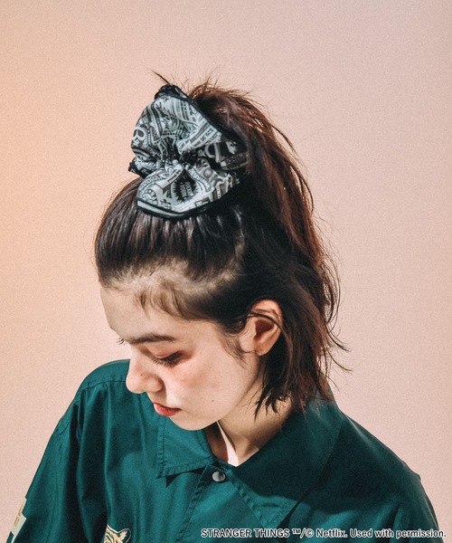 niko and...（ニコアンド）の「【STRANGER THINGS】コラボカラビナ付きシュシュ（シュシュ・レディース・オレンジ/ブラック/グレー・0）」の4枚目の写真