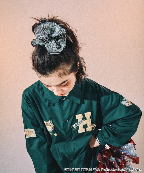 niko and...（ニコアンド）の「【STRANGER THINGS】コラボカラビナ付きシュシュ（シュシュ・レディース・オレンジ/ブラック/グレー・0）」の5枚目の写真