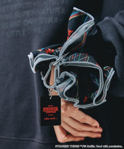niko and...（ニコアンド）の「【STRANGER THINGS】コラボカラビナ付きシュシュ（シュシュ・レディース・オレンジ/ブラック/グレー・0）」の15枚目の写真