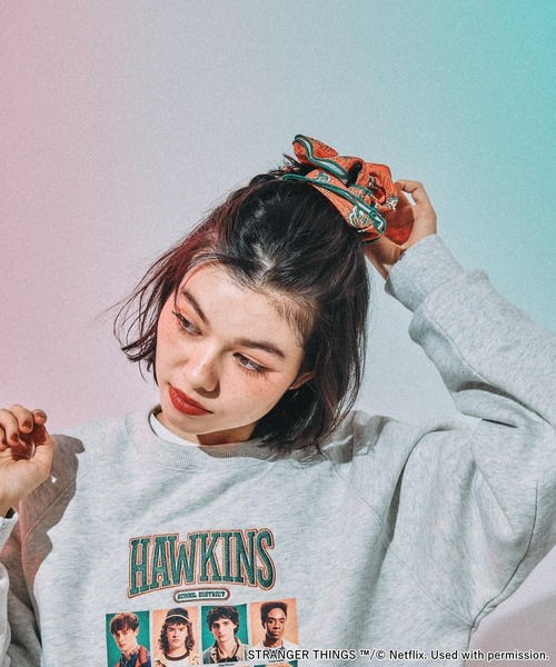 niko and...（ニコアンド）の「【STRANGER THINGS】コラボカラビナ付きシュシュ（シュシュ・レディース・オレンジ/ブラック/グレー・0）」の18枚目の写真