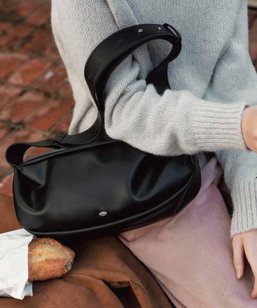 LOEIL(ロエイユ)の「メロウラウンドシャーリングショルダーバッグ - ブラック(ショルダーバッグ・レディース・その他・ONE SIZE)」の1枚目の写真