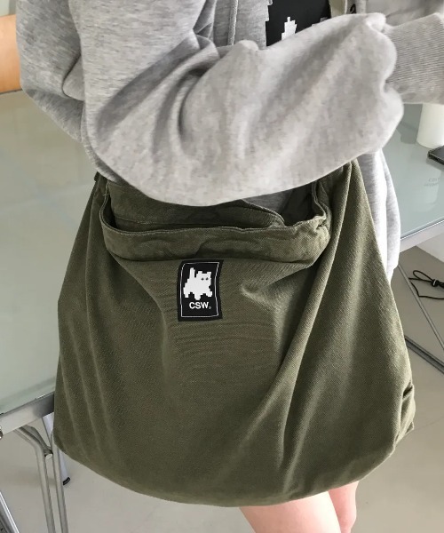 CATSAVETHEWORLD(キャットセーブザワールド)の「◇CATSAVETHEWORLD◇ブランド直輸入正規品/アーティキャンバスショルダーバッグクロスバッグ ARTI CANVAS SHOULDER BAG(ショルダーバッグ・レディース・カーキ/アイボリー/ブラック・FREE)」の4枚目の写真