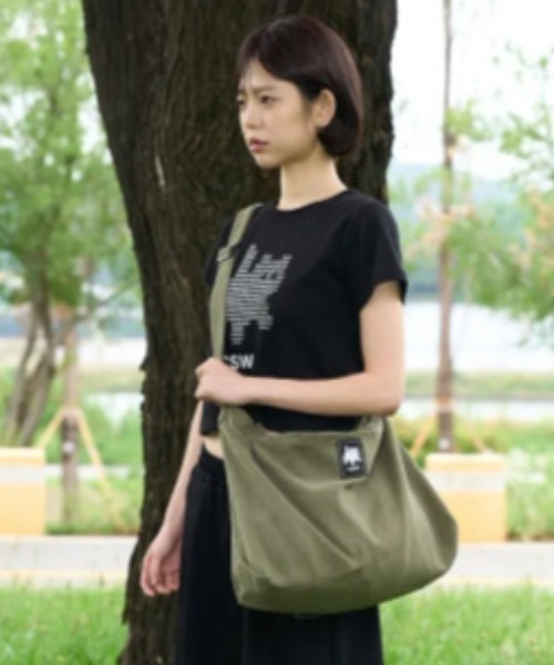 CATSAVETHEWORLD(キャットセーブザワールド)の「◇CATSAVETHEWORLD◇ブランド直輸入正規品/アーティキャンバスショルダーバッグクロスバッグ ARTI CANVAS SHOULDER BAG(ショルダーバッグ・レディース・カーキ/アイボリー/ブラック・FREE)」の18枚目の写真