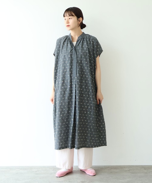 yuni(ユニ )の「Cotton/Nylon ラメジャカード kaftan ワンピース(ワンピース・レディース・グレー/ピンク/ネイビー・FREE)」の2枚目の写真