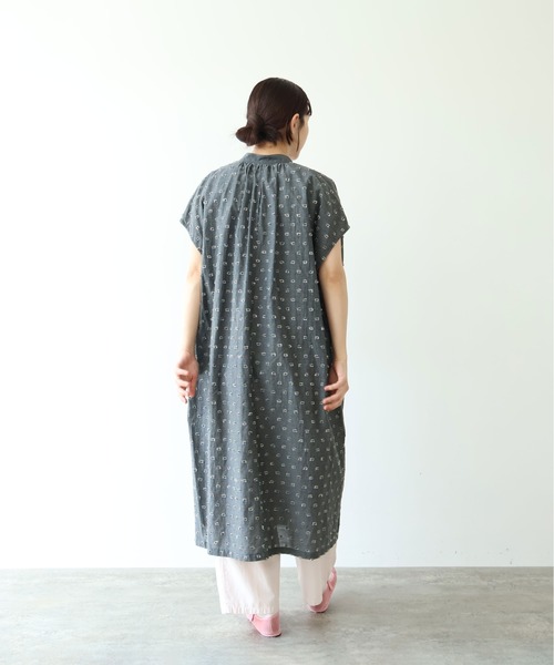 yuni(ユニ )の「Cotton/Nylon ラメジャカード kaftan ワンピース(ワンピース・レディース・グレー/ピンク/ネイビー・FREE)」の9枚目の写真