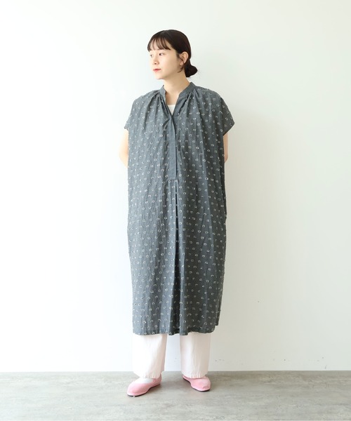 yuni(ユニ )の「Cotton/Nylon ラメジャカード kaftan ワンピース(ワンピース・レディース・グレー/ピンク/ネイビー・FREE)」の4枚目の写真