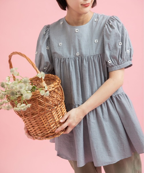 Dot＆Stripes CHILD WOMAN（ドットアンドストライプス　チャイルドウーマン）の「小花オンケミ刺繍 パフスリーブチュニックブラウス（シャツ/ブラウス・レディース・ホワイト/その他・FREE）」の2枚目の写真