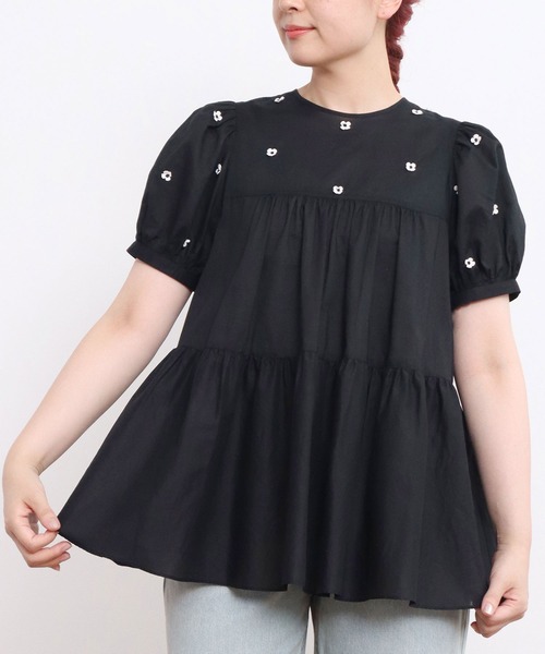 Dot&Stripes CHILD WOMAN(ドットアンドストライプス チャイルドウーマン)の「小花オンケミ刺繍 パフスリーブチュニックブラウス(シャツ/ブラウス・レディース・ホワイト/その他/ブラック・FREE)」の3枚目の写真