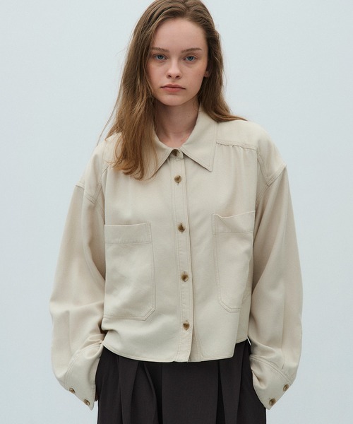 PUBLIC TOKYO(パブリックトウキョウ)の「フルイドクロップドシャツ(シャツ/ブラウス・レディース・モカ/アイボリー/ブラック・FREE)」の1枚目の写真