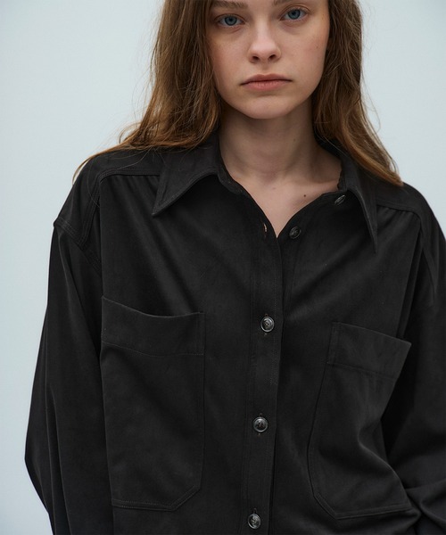 PUBLIC TOKYO(パブリックトウキョウ)の「フルイドクロップドシャツ(シャツ/ブラウス・レディース・モカ/アイボリー/ブラック・FREE)」の2枚目の写真