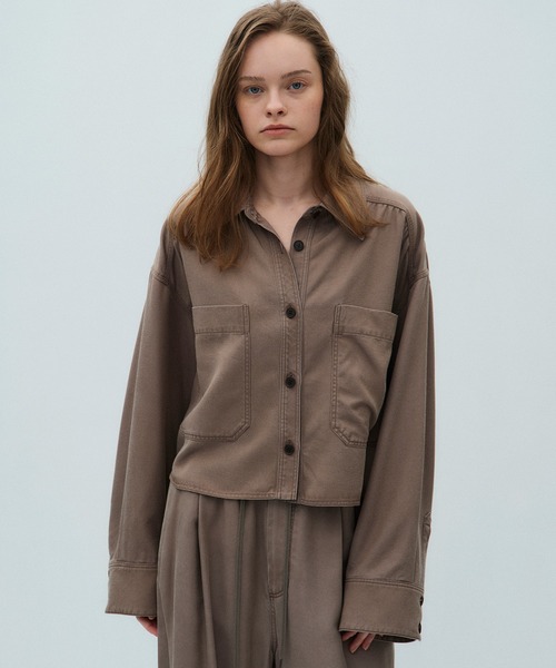 PUBLIC TOKYO(パブリックトウキョウ)の「フルイドクロップドシャツ(シャツ/ブラウス・レディース・モカ/アイボリー/ブラック・FREE)」の5枚目の写真