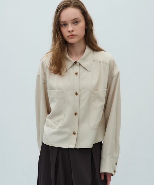 PUBLIC TOKYO(パブリックトウキョウ)の「フルイドクロップドシャツ(シャツ/ブラウス・レディース・モカ/アイボリー/ブラック・FREE)」の6枚目の写真