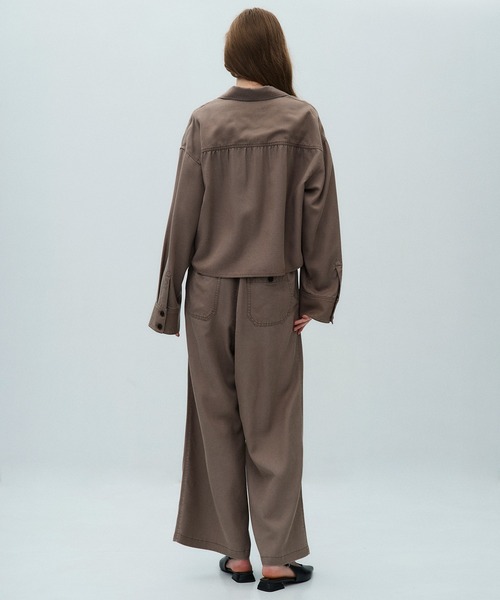 PUBLIC TOKYO(パブリックトウキョウ)の「フルイドクロップドシャツ(シャツ/ブラウス・レディース・モカ/アイボリー/ブラック・FREE)」の11枚目の写真