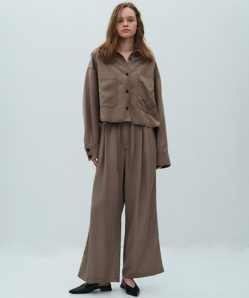 PUBLIC TOKYO(パブリックトウキョウ)の「フルイドクロップドシャツ(シャツ/ブラウス・レディース・モカ/アイボリー/ブラック・FREE)」の9枚目の写真