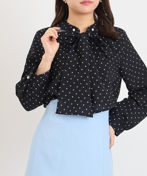 ASTORIA ODIER（アストリアオディール）の「２way ドット柄ボウタイブラウス(UVカット/接触冷感)（シャツ/ブラウス・レディース・ホワイト/ブラック・MEDIUM/LARGE）」の2枚目の写真