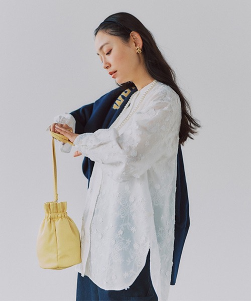 studio CLIP（スタディオクリップ）の「3Dレースバンドカラーシャツ（シャツ/ブラウス・レディース・ネイビー/オフホワイト/ライトグレー・FREE）」の4枚目の写真