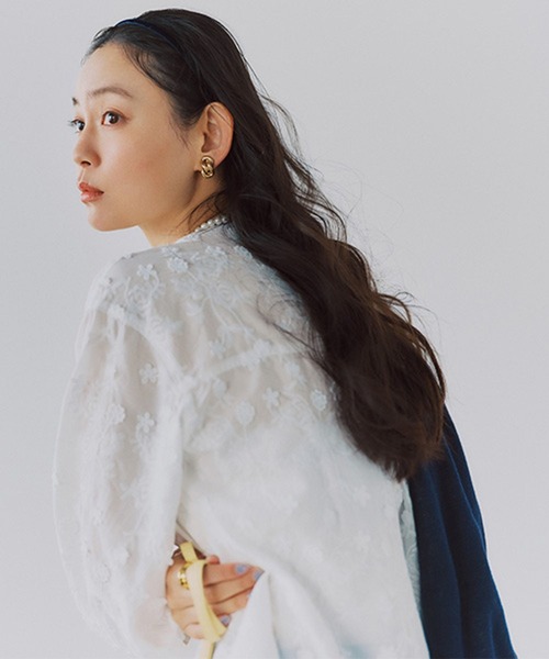 studio CLIP（スタディオクリップ）の「3Dレースバンドカラーシャツ（シャツ/ブラウス・レディース・ネイビー/オフホワイト/ライトグレー・FREE）」の5枚目の写真