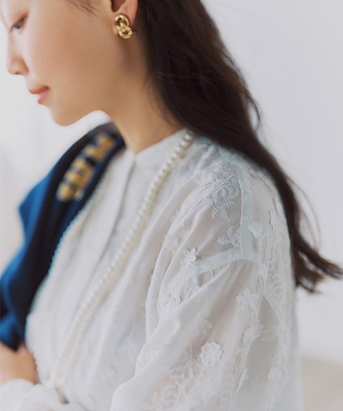 studio CLIP（スタディオクリップ）の「3Dレースバンドカラーシャツ（シャツ/ブラウス・レディース・ネイビー/オフホワイト/ライトグレー・FREE）」の6枚目の写真