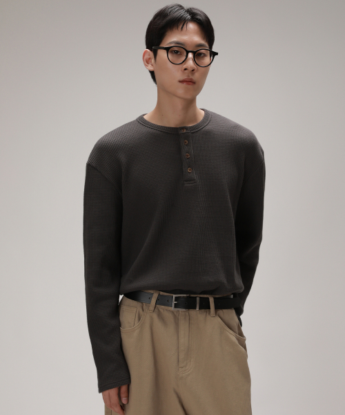 DEVELOVE(デヴローブ)の「ベーシックヘンリーネックワッフルロングスリーブ_チャコール(Tシャツ/カットソー・メンズ・チャコール・L/XL/M)」の1枚目の写真