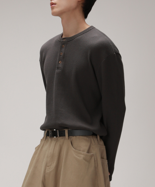 DEVELOVE(デヴローブ)の「ベーシックヘンリーネックワッフルロングスリーブ_チャコール(Tシャツ/カットソー・メンズ・チャコール・L/XL/M)」の4枚目の写真