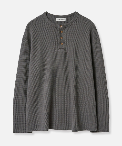 DEVELOVE(デヴローブ)の「ベーシックヘンリーネックワッフルロングスリーブ_チャコール(Tシャツ/カットソー・メンズ・チャコール・L/XL/M)」の5枚目の写真