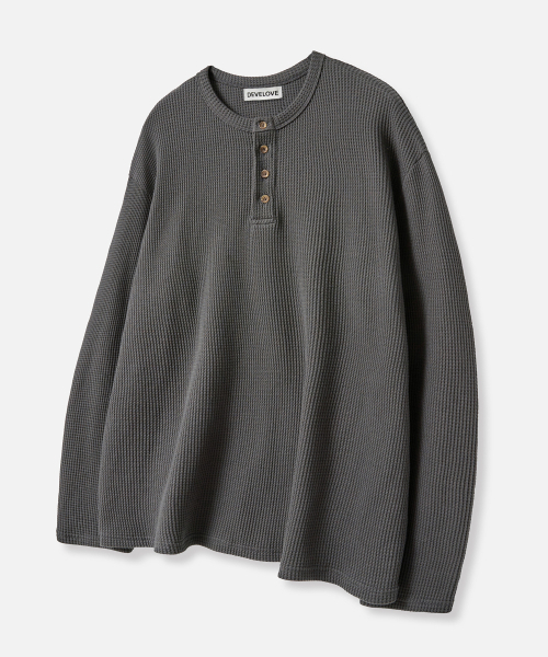 DEVELOVE(デヴローブ)の「ベーシックヘンリーネックワッフルロングスリーブ_チャコール(Tシャツ/カットソー・メンズ・チャコール・L/XL/M)」の6枚目の写真