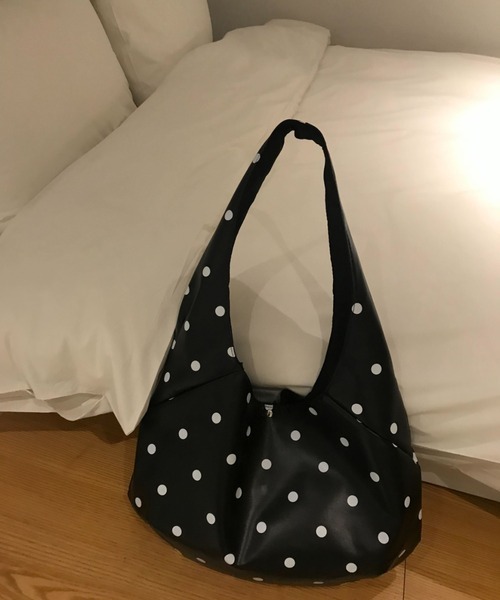 SHEPP(シープ)の「【大容量・A4対応】ドットワンショルダーバッグ / 通勤・通学 ドット柄(ショルダーバッグ・レディース・ブラック・F)」の10枚目の写真