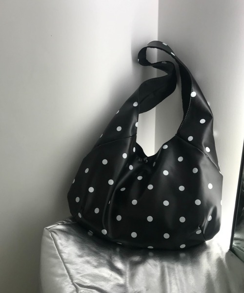SHEPP(シープ)の「【大容量・A4対応】ドットワンショルダーバッグ / 通勤・通学 ドット柄(ショルダーバッグ・レディース・ブラック・F)」の9枚目の写真