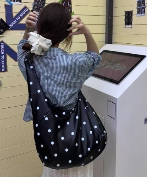 SHEPP(シープ)の「【大容量・A4対応】ドットワンショルダーバッグ / 通勤・通学 ドット柄(ショルダーバッグ・レディース・ブラック・F)」の14枚目の写真