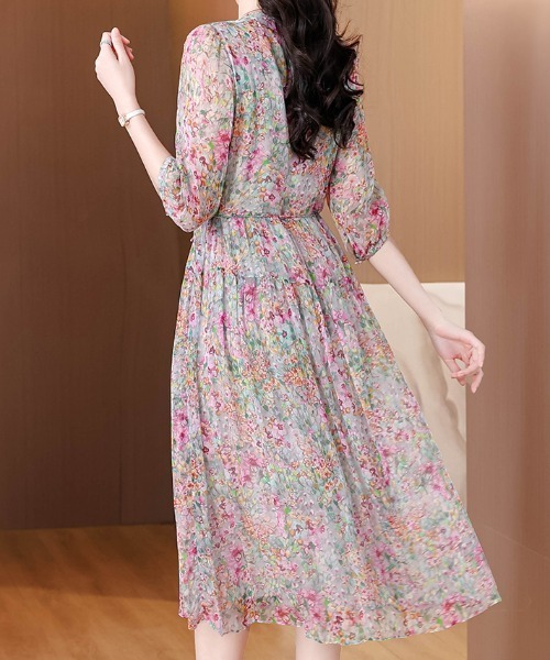 LUCPY(ラクピー)の「マルチフラワープリントVネックシフォンワンピース(ワンピース・レディース・ピンク・XX-LARGE/X-LARGE/LARGE/MEDIUM)」の4枚目の写真