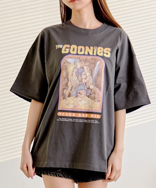 SILVER BULLET(シルバーバレット)の「『SILVER BULLET SELECT AP/シルバーバレットセレクト』The Goonies/グーニーズ ポスターTEE(Tシャツ/カットソー・レディース・スミクロ/アイボリー・LL/L/M)」の2枚目の写真