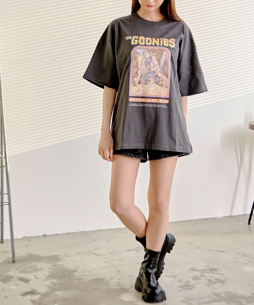 SILVER BULLET(シルバーバレット)の「『SILVER BULLET SELECT AP/シルバーバレットセレクト』The Goonies/グーニーズ ポスターTEE(Tシャツ/カットソー・レディース・スミクロ/アイボリー・LL/L/M)」の6枚目の写真