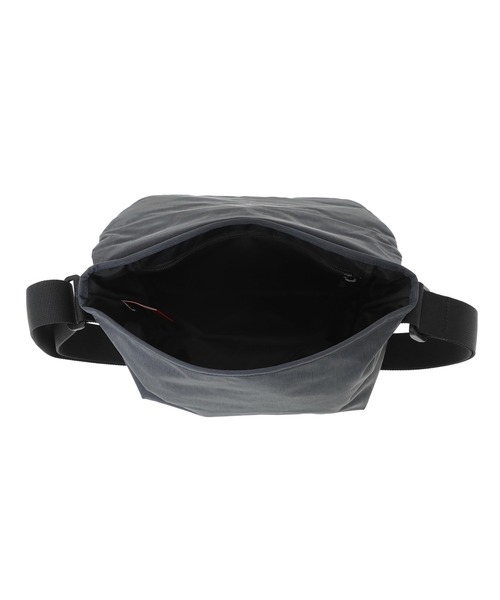 Manhattan Portage BLACK LABEL（マンハッタンポーテージ　ブラックレーベル）の「IRVING MESSENGER BAG (LG) CURIO W/CURIO BINDING（メッセンジャーバッグ・メンズ・ダークグレー/カーキ/ブラウン・SMALL）」の8枚目の写真
