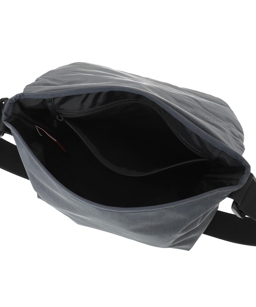 Manhattan Portage BLACK LABEL（マンハッタンポーテージ　ブラックレーベル）の「IRVING MESSENGER BAG (LG) CURIO W/CURIO BINDING（メッセンジャーバッグ・メンズ・ダークグレー/カーキ/ブラウン・SMALL）」の10枚目の写真