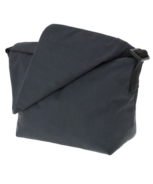 Manhattan Portage BLACK LABEL（マンハッタンポーテージ　ブラックレーベル）の「IRVING MESSENGER BAG (LG) CURIO W/CURIO BINDING（メッセンジャーバッグ・メンズ・ダークグレー/カーキ/ブラウン・SMALL）」の12枚目の写真