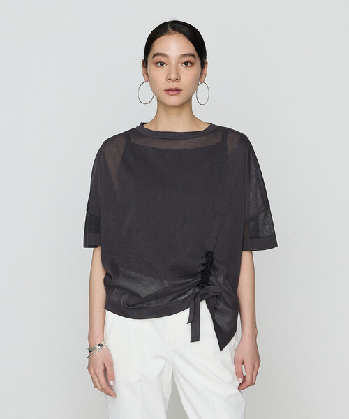Gabardine K.T(ギャバジンケーティー)の「オーガニックコットン×リサイクルPe ドローストリングシアーセーター(ニット/セーター・レディース・チャコール・9号)」の1枚目の写真