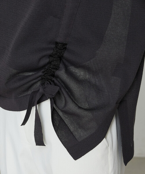 Gabardine K.T(ギャバジンケーティー)の「オーガニックコットン×リサイクルPe ドローストリングシアーセーター(ニット/セーター・レディース・チャコール・9号)」の4枚目の写真
