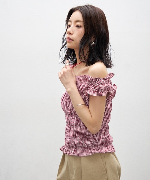 Lutim by u(ルチバイユー)の「シャーリング2wayキャミトップス(Tシャツ/カットソー・レディース・ブルー/レッド/ブラック/ホワイト・FREE)」の12枚目の写真