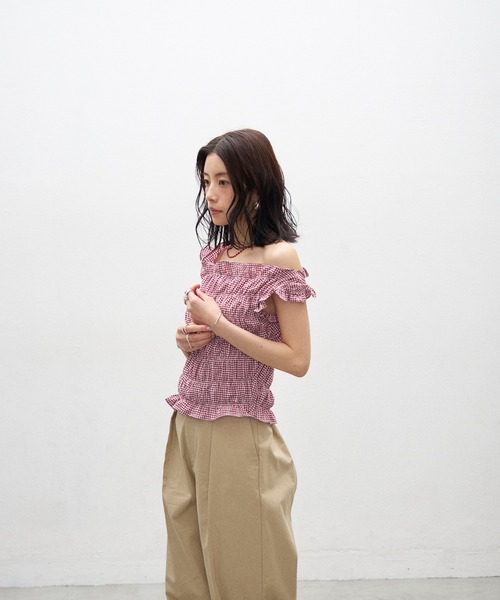 Lutim by u(ルチバイユー)の「シャーリング2wayキャミトップス(Tシャツ/カットソー・レディース・ブルー/レッド/ブラック/ホワイト・FREE)」の5枚目の写真