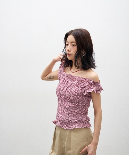 Lutim by u(ルチバイユー)の「シャーリング2wayキャミトップス(Tシャツ/カットソー・レディース・ブルー/レッド/ブラック/ホワイト・FREE)」の6枚目の写真