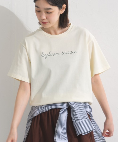 OMNES(オムネス)の「きれいめロゴプリント半袖Tシャツ(Tシャツ/カットソー・レディース・アイボリー/サックスブルー/ネイビー/ブラック・FREE)」の2枚目の写真