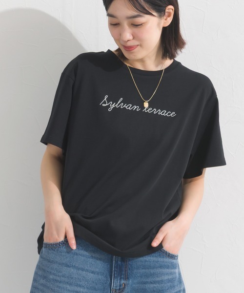 OMNES(オムネス)の「きれいめロゴプリント半袖Tシャツ(Tシャツ/カットソー・レディース・アイボリー/サックスブルー/ネイビー/ブラック・FREE)」の1枚目の写真