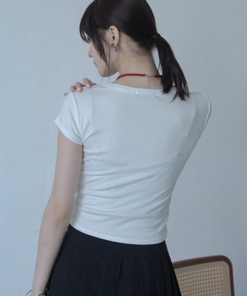 VACANCY(ヴァカンシー)の「スタッズVネックショート丈Tシャツ(Tシャツ/カットソー・レディース・ブラウン/ホワイト/ブラック・FREE)」の12枚目の写真